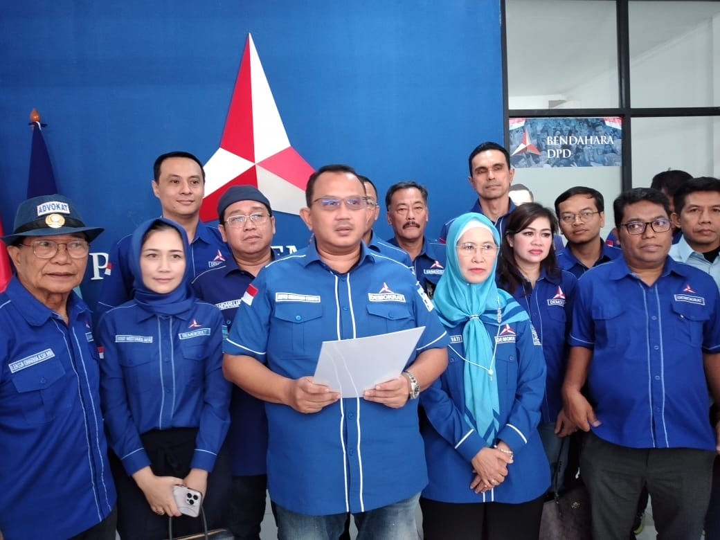 Ketua DPD Partai Demokrat Jawa Barat Anton Sukartono Suratto menyampaikan dukungan kader di Jawa Barat./ Hendrik Muchlison