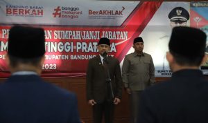 Bupati Bandung Barat Hengki Kurniawan memberikan arahan dalam pelantikan 457 PNS Kabupaten Bandung Barat yang mendapatkan kenaikan pangkat, Ngamprah, Bandung Barat, Jawa Barat, Selasa (4/4/2023). ANTARA/HO-KKB
