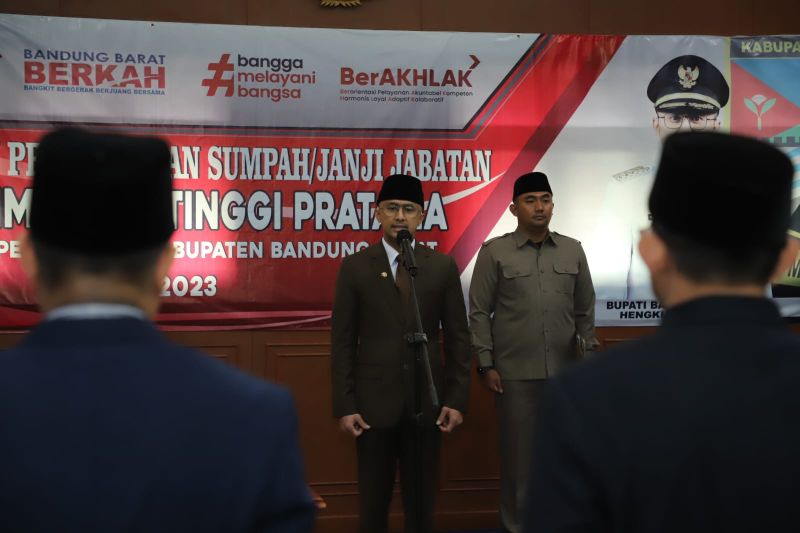 Bupati Bandung Barat Hengki Kurniawan memberikan arahan dalam pelantikan 457 PNS Kabupaten Bandung Barat yang mendapatkan kenaikan pangkat, Ngamprah, Bandung Barat, Jawa Barat, Selasa (4/4/2023). ANTARA/HO-KKB