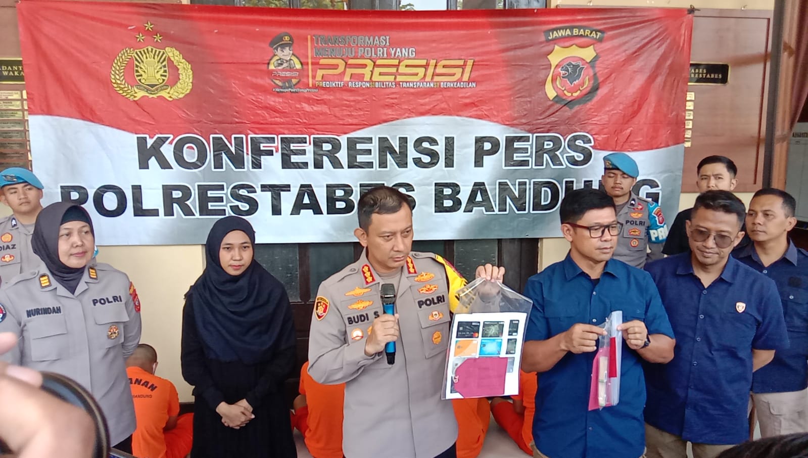 Dok.5 orang Spesialis Ganjel ATM Diringkus Polrestabes Bandung. Kamis (20/4). Foto. Sandi Nugraha.