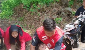 PMI Handles Four Tourists Drowning in Curug Larangan