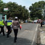 Petugas dari Ditlantas Polda Jabar saat melakukan olah TKP kejadian kecelakaan lalu lintas di Kuningan, Jawa Barat, Selasa (4/4/2023). ANTARA/Khaerul Izan