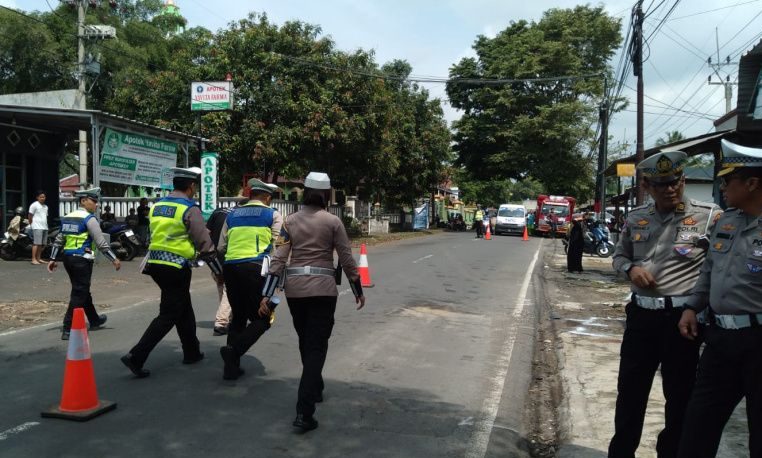 Petugas dari Ditlantas Polda Jabar saat melakukan olah TKP kejadian kecelakaan lalu lintas di Kuningan, Jawa Barat, Selasa (4/4/2023). ANTARA/Khaerul Izan