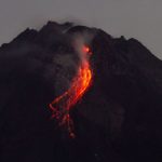 Lava pijar meluncur dari kubah lava Gunung Merapi terlihat Srumbung, Magelang, Jawa Tengah, Minggu (2/4/2023). Menurut data BPPTKG periode pengamatan 1 April 2023 pukul 00.00-24.00 WIB telah terjadi 12 kali guguran lava pijar dengan jarak luncur maksimal 1.500 meter ke arah barat daya (kali Bebeng). ANTARA FOTO/Hendra Nurdiyansyah/foc.
