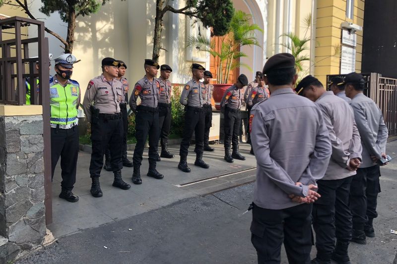 Sejumlah personel kepolisian melakukan pengamanan gereja di Garut Kota, Kabupaten Garut, Jawa Barat, Jumat (7/4/2023). ANTARA/HO-Polres Garut