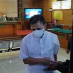 Mantan Wali Kota Cimahi Ajay M Priyatna berjalan ke luar ruangan sidang usai menjalani sidang vonis di Pengadilan Negeri Bandung, Kota Bandung, Jawa Barat, Senin (10/4/2023). (ANTARA/Bagus Ahmad Rizaldi)