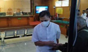 Mantan Wali Kota Cimahi Ajay M Priyatna berjalan ke luar ruangan sidang usai menjalani sidang vonis di Pengadilan Negeri Bandung, Kota Bandung, Jawa Barat, Senin (10/4/2023). (ANTARA/Bagus Ahmad Rizaldi)