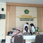 Ilustrasi. Warga saat mendaftar haji di kantor Kementerian Agama Kabupaten Lombok Tengah, Nusa Tenggara Barat (ANTARA/Akhyar)