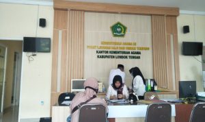 Ilustrasi. Warga saat mendaftar haji di kantor Kementerian Agama Kabupaten Lombok Tengah, Nusa Tenggara Barat (ANTARA/Akhyar)