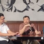 Juru Bicara Keluarga pegiat media sosial Bima Yudho, Bambang Kuncoro (kiri), saat menghadiri diskusi publik di Bandarlampung, Minggu (16/4/2023). (ANTARA/Dian Hadiyatna)