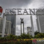 Arsip - Logo KTT ASEAN Summit 2023 terlihat di Bundaran HI, Jakarta (27/1/2023). (ANTARA FOTO/Galih Pradipta/foc/pri)