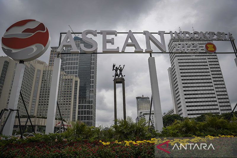 Arsip - Logo KTT ASEAN Summit 2023 terlihat di Bundaran HI, Jakarta (27/1/2023). (ANTARA FOTO/Galih Pradipta/foc/pri)