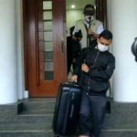 Petugas KPK saat membawa sejumlah koper diduga berisi dokumen penting usai melakukan penggeledahan di Balaikota Bandung. Senin (17/4). (Sandi Nugraha/Jabar Ekspres)