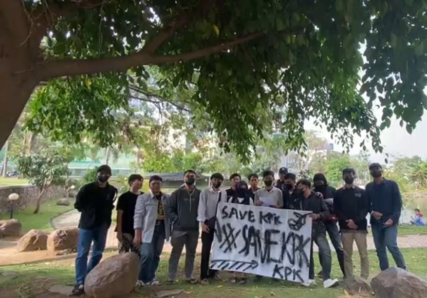 Sejumlah pemuda aktivis antikorupsi di Kota Bandung, Jawa Barat memberikan dukungan terhadap KPK.