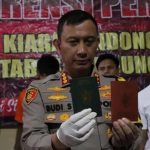 Kapolrestabes Bandung saat menunjukkan barang bukti kasus pembunuhan dengan menghadirkan pelaku di Mapolrestabes Bandung. (Yanuar Baswata/Jabar Ekspres)