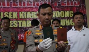 Kapolrestabes Bandung saat menunjukkan barang bukti kasus pembunuhan dengan menghadirkan pelaku di Mapolrestabes Bandung. (Yanuar Baswata/Jabar Ekspres)