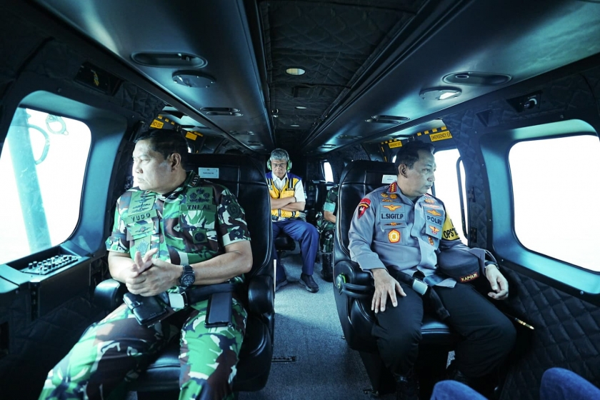Kapolri, Panglima TNI, dan Menhub Budi Karya Sumadi pantau arus mudik Lebaran 2023 menggunakan helikopter. PMJ News.