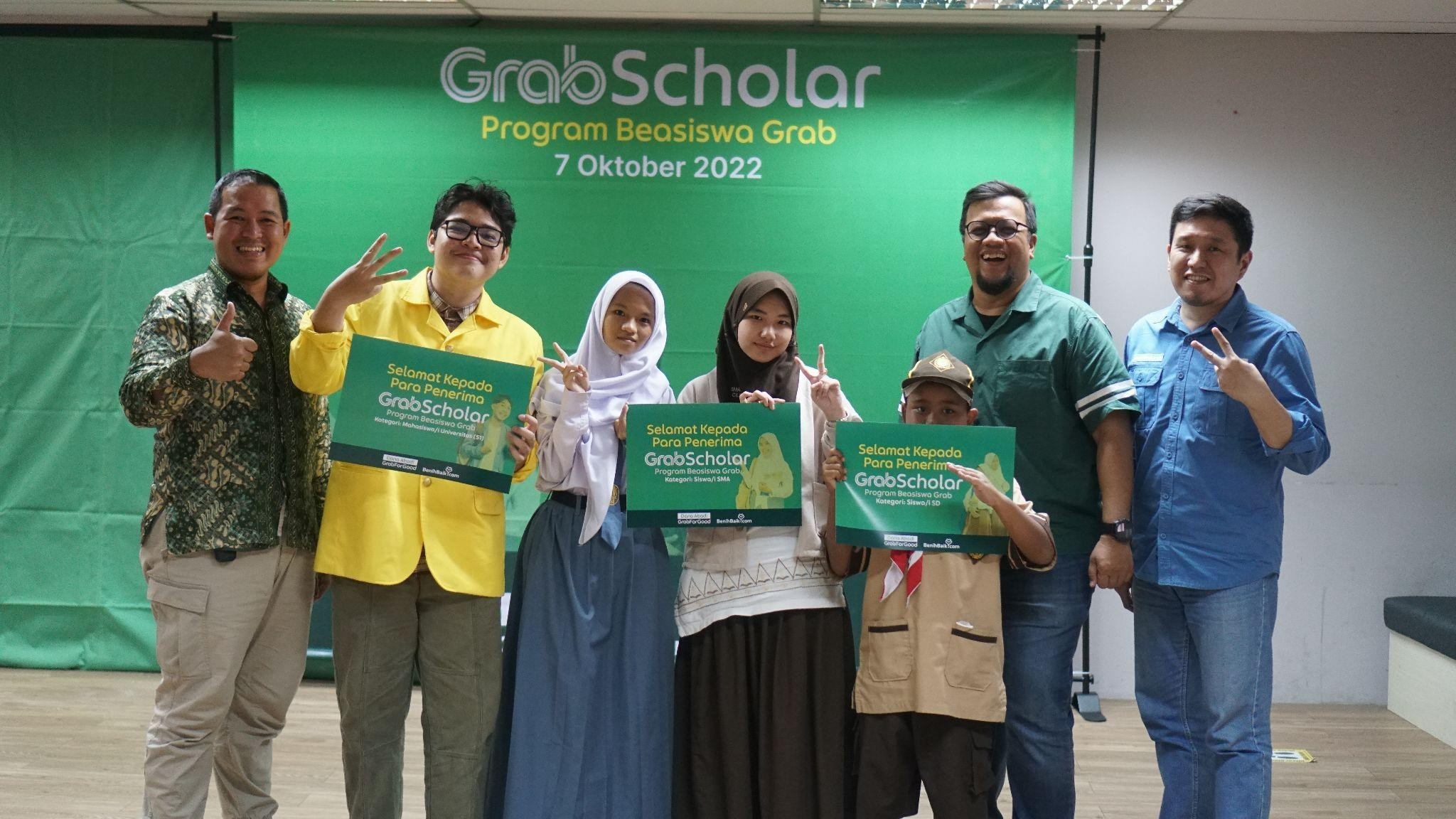 Mahasiswa dan pelajar yang menerima GrabScholar: Program Beasiswa Grab 2022.