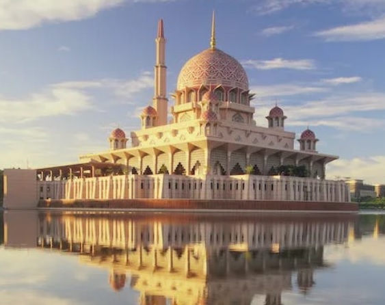 Masjid Unik di Pulau Jawa! Beribadah Sambil Berlibur