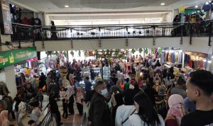 Masuk Minggu Terakhir Bulan Ramadan, Pasar Baru Kota Bandung Diserbu Pengunjung