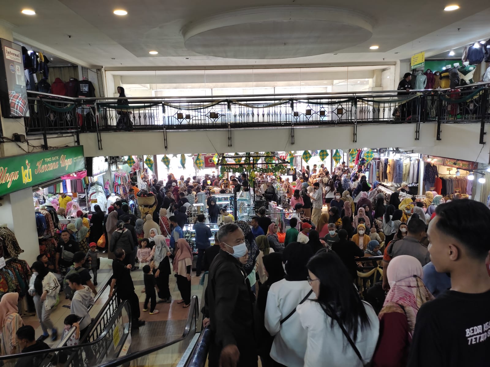 Masuk Minggu Terakhir Bulan Ramadan, Pasar Baru Kota Bandung Diserbu Pengunjung