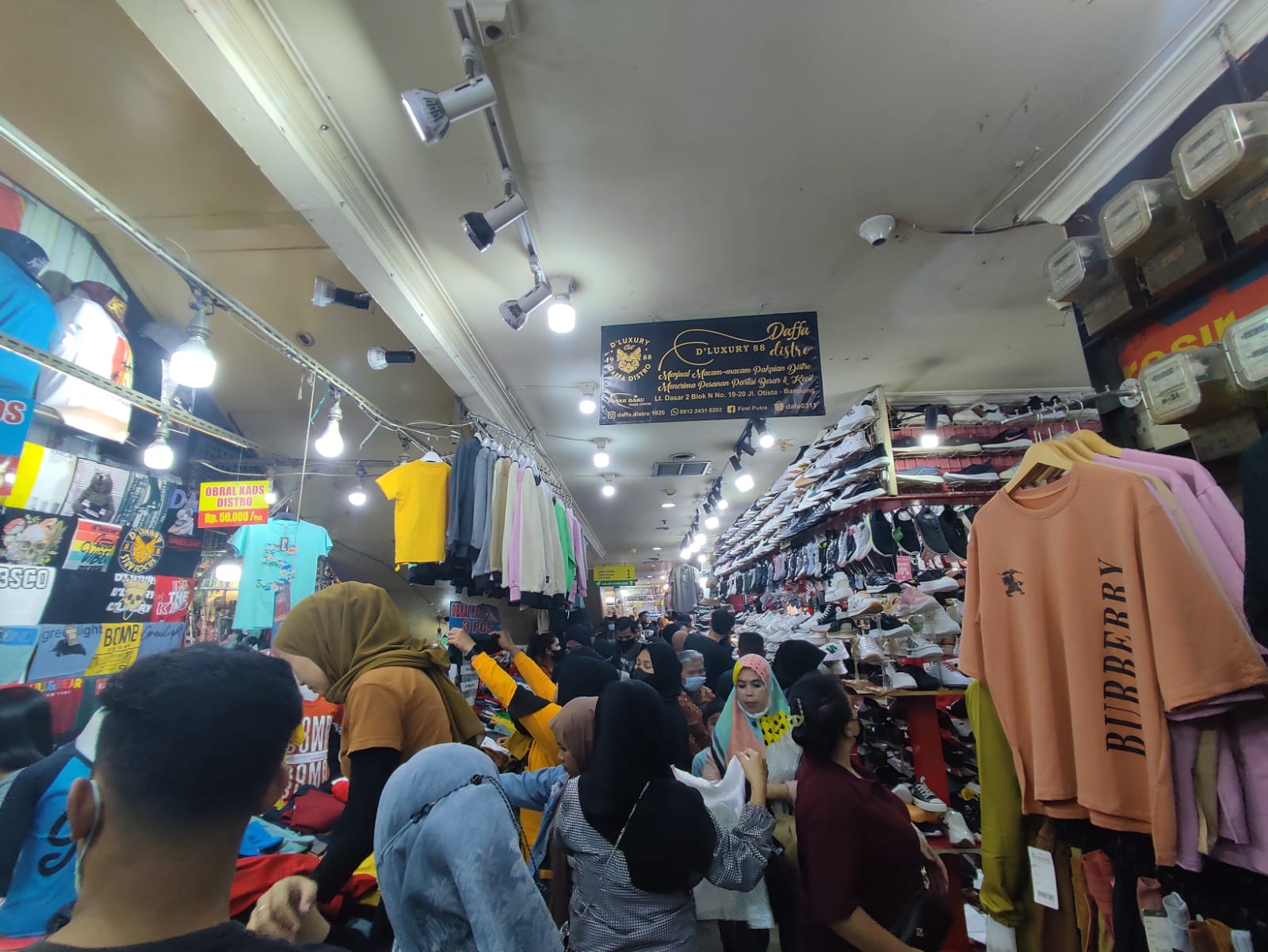 Masuk Minggu Terakhir Bulan Ramadan, Pasar Baru Kota Bandung Diserbu Pengunjung2