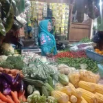 Menjelang Lebaran 2023 harga kebutuhan pokok masyarakat atau Kepokmas di pasar Ujung Berung, Bandung dilaporkan naik termasuk cabai. Fahminah/Jabar Ekspres.