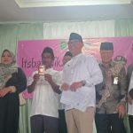 Plt Bupati Bogor Iwan Setiawan bersama camat Sukamakmur saat memberikan simbolis buku nikah kepada warga sukamakmur yang sebelumnya melangsungkan nikah siri. (SANDIKA FADILAH/JABAR EKSPRES)
