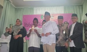 Plt Bupati Bogor Iwan Setiawan bersama camat Sukamakmur saat memberikan simbolis buku nikah kepada warga sukamakmur yang sebelumnya melangsungkan nikah siri. (SANDIKA FADILAH/JABAR EKSPRES)