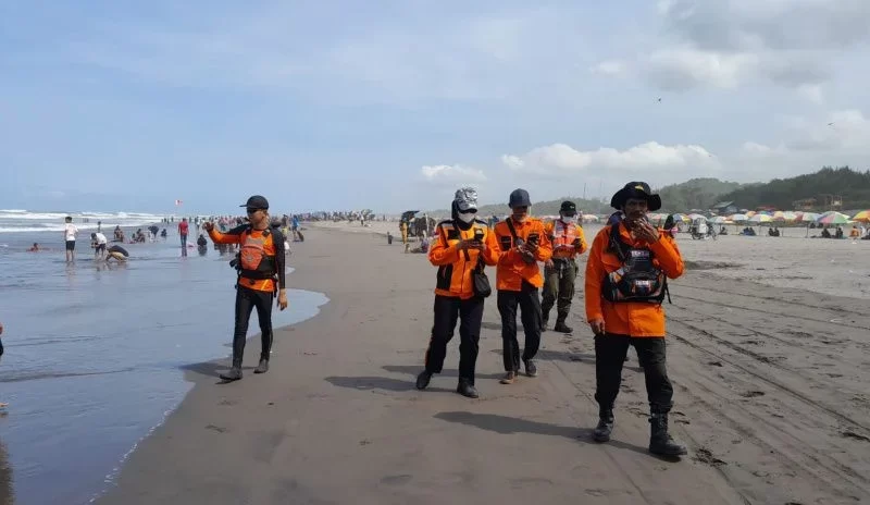 SAR Deploys Five Teams to Search for Drowned Tourist at Parangtritis Beach