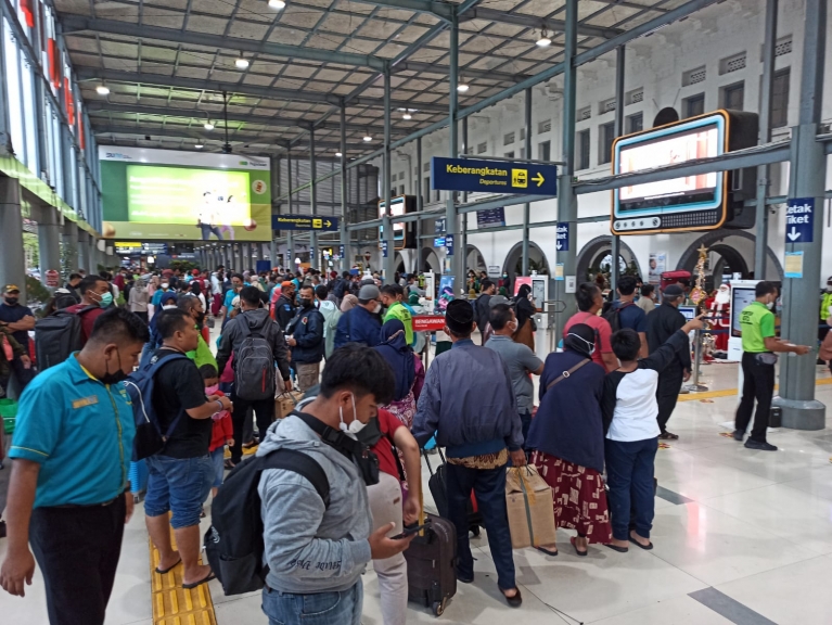 PT KAI melaporkan bahwa ada keniakan 12 ribu pemudik yang menggunakan kereta api di Stasiun Gambir Jakarta menjelang Lebaran 2023. PMJ News.