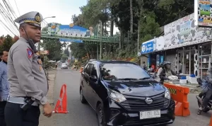 Pada hari H Lebaran 2023, arus lalu lintas di kawasan wisata Lembang, Kabupaten Banudng Barat (KBB) meningkat dan polisi berlakukan one way. Algi/Jabar Ekspres.