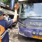Petugas Gabungan menemukan bus angkutan umum yang tidak layak jalan di Kota Cimahi menjelang mudik Lebaran 2023. Jabar Ekspres.
