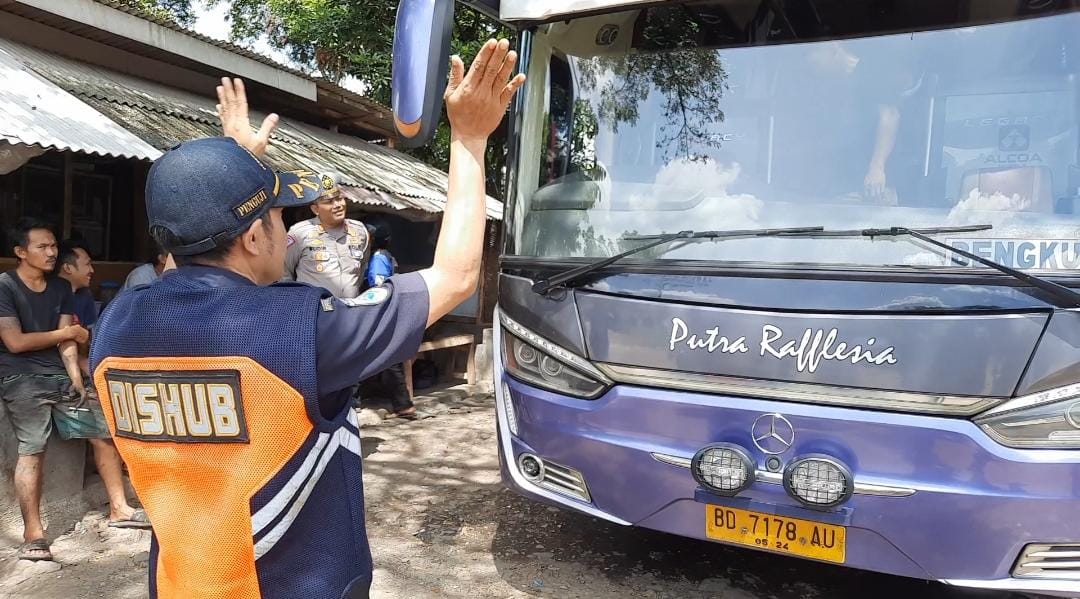 Petugas Gabungan menemukan bus angkutan umum yang tidak layak jalan di Kota Cimahi menjelang mudik Lebaran 2023. Jabar Ekspres.