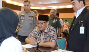 Plt Bupati Bogor Iwan Seiawan menghimbau agar kalangan ASN membayar zakat melalui Badan Amil Zakat Nasional (Baznas).