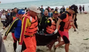 SAR Team Finds Two Tourists Swept Away by Waves at Santolo Beach
