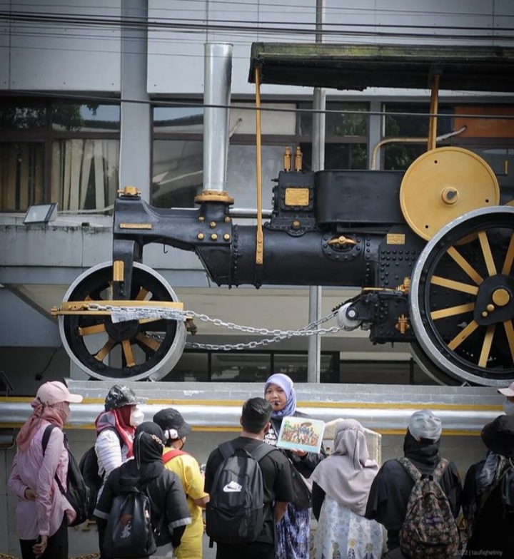 SEJARAH Masyarakat yang antusias mendengarkan storyteller Cerita Bandung saat walking tour di beberapa titik di Kota Bandung