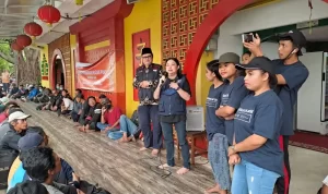 Sahabat Elisabet Tjianti, Perempuan Indonesia Sebagai Agen Perubahan Bagi-Bagi Takjil di Sekitaran Masjid Lautze II Kota Bandung