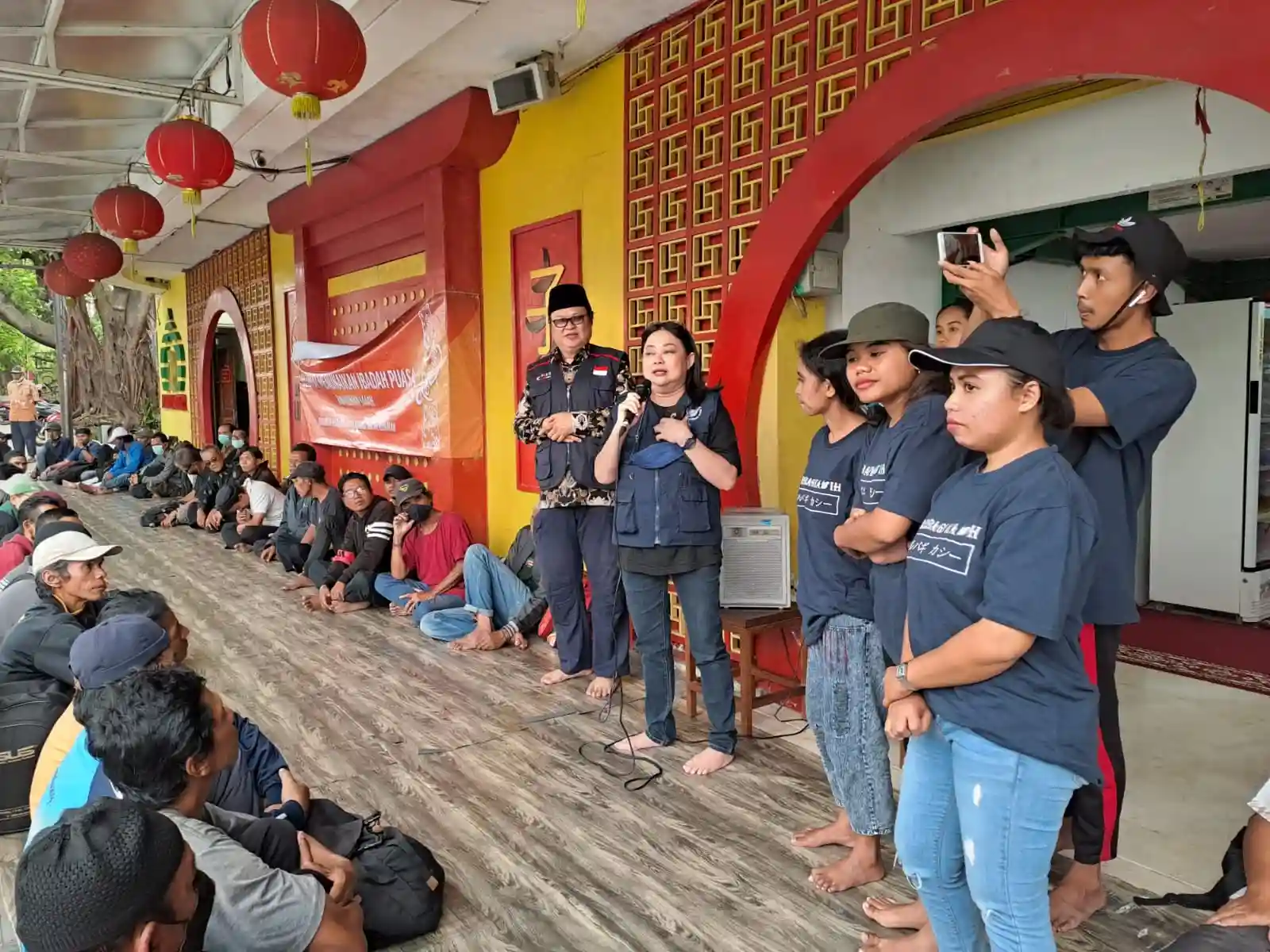 Sahabat Elisabet Tjianti, Perempuan Indonesia Sebagai Agen Perubahan Bagi-Bagi Takjil di Sekitaran Masjid Lautze II Kota Bandung
