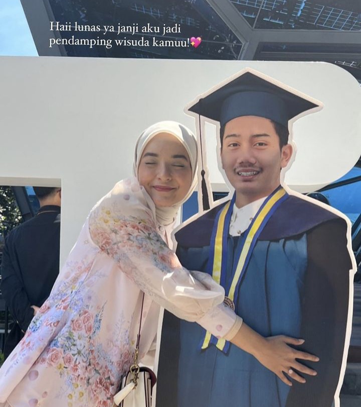 Keeping the Promise to be a Graduation Companion, Nabila Ishma Brings a Big Photo of Eril