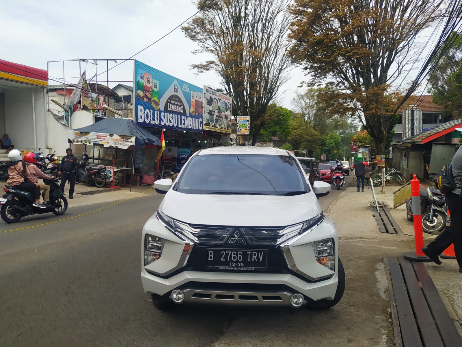 Sebuah kendaraan saat akan memasuki kawasan wisata di Lembang. (Algi/Jabar Ekspres)