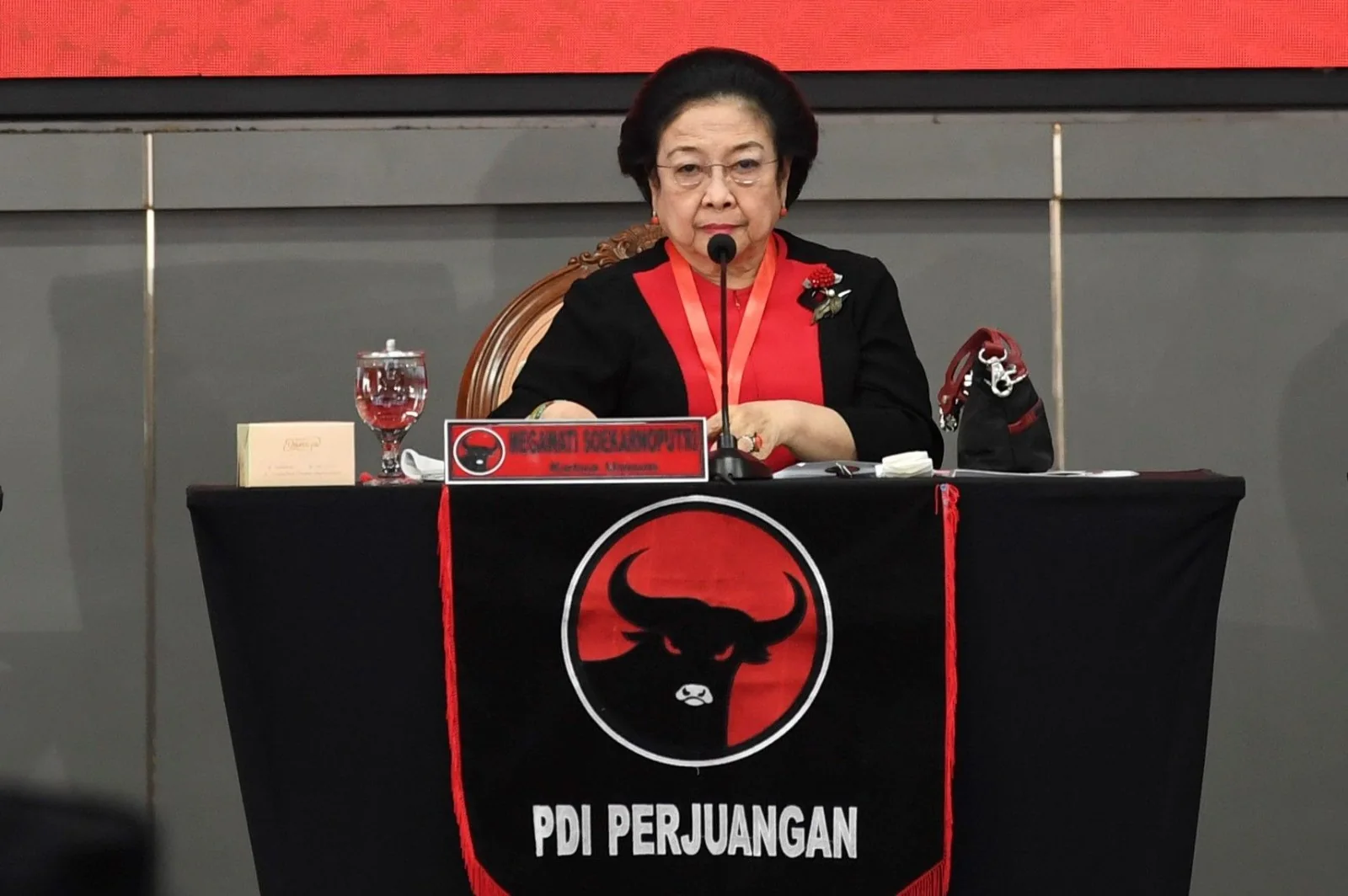 Sekjen DPP PDIP Hasto Kristiyanto menegaskan keputusan pengumuman capres akan disampaikan oleh Ketum, Megawati Soekarnoputri. pdiperjuangan.id