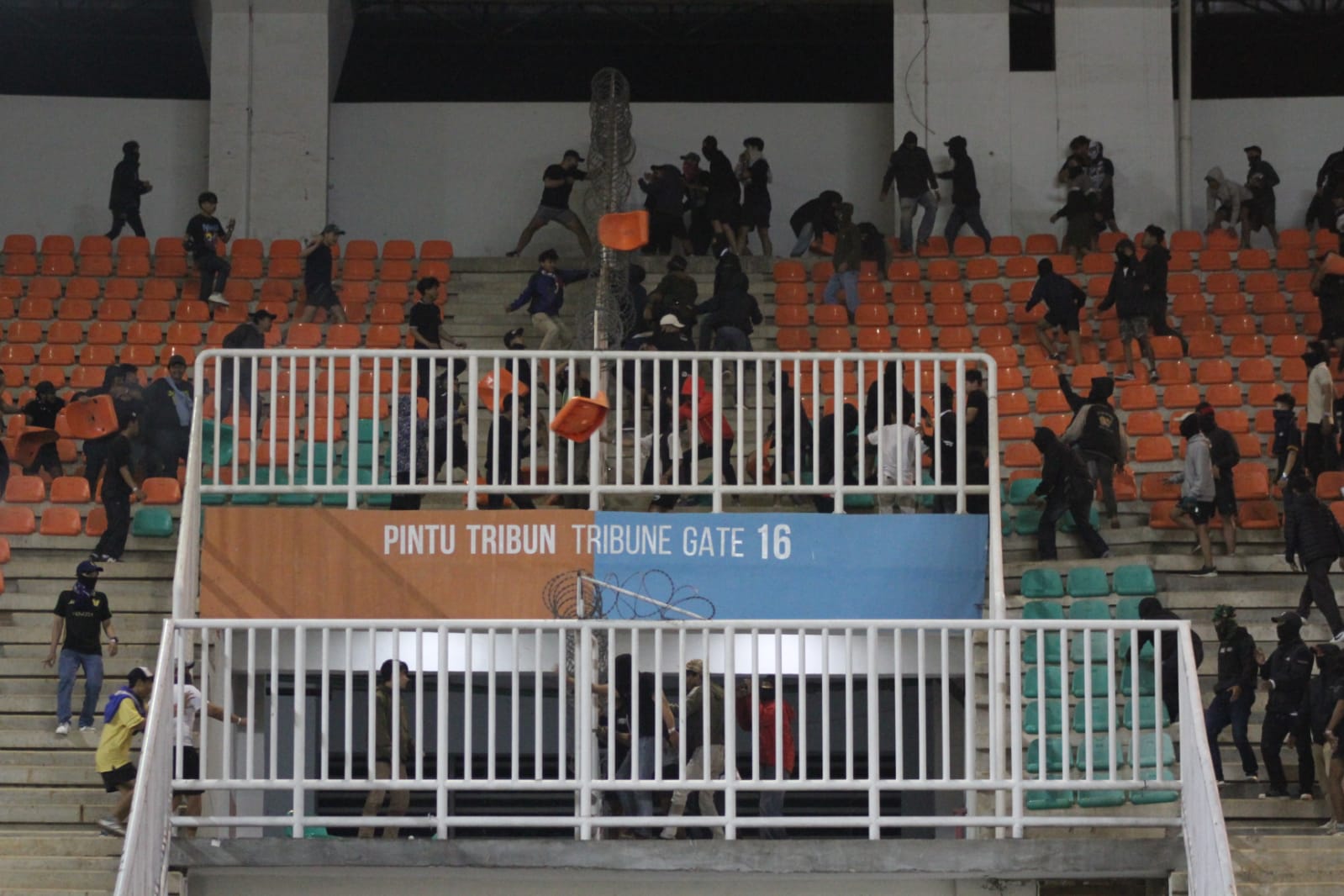 Setelah terjadi bentrok antara suporter Persib dan Persis Solo, Kursi stadion Pakansari Cibinong, Kabupaten Bogor mengalami kerusakan.