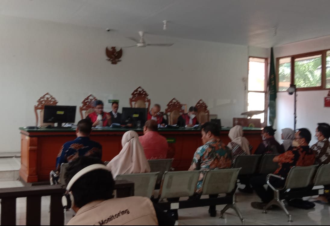 Sidang perkara kasus korupsi yang melibatkan mantan Bupati Cirebon Sunjaya Purwadisastra sampai pada agenda pemeriksaan saksi.