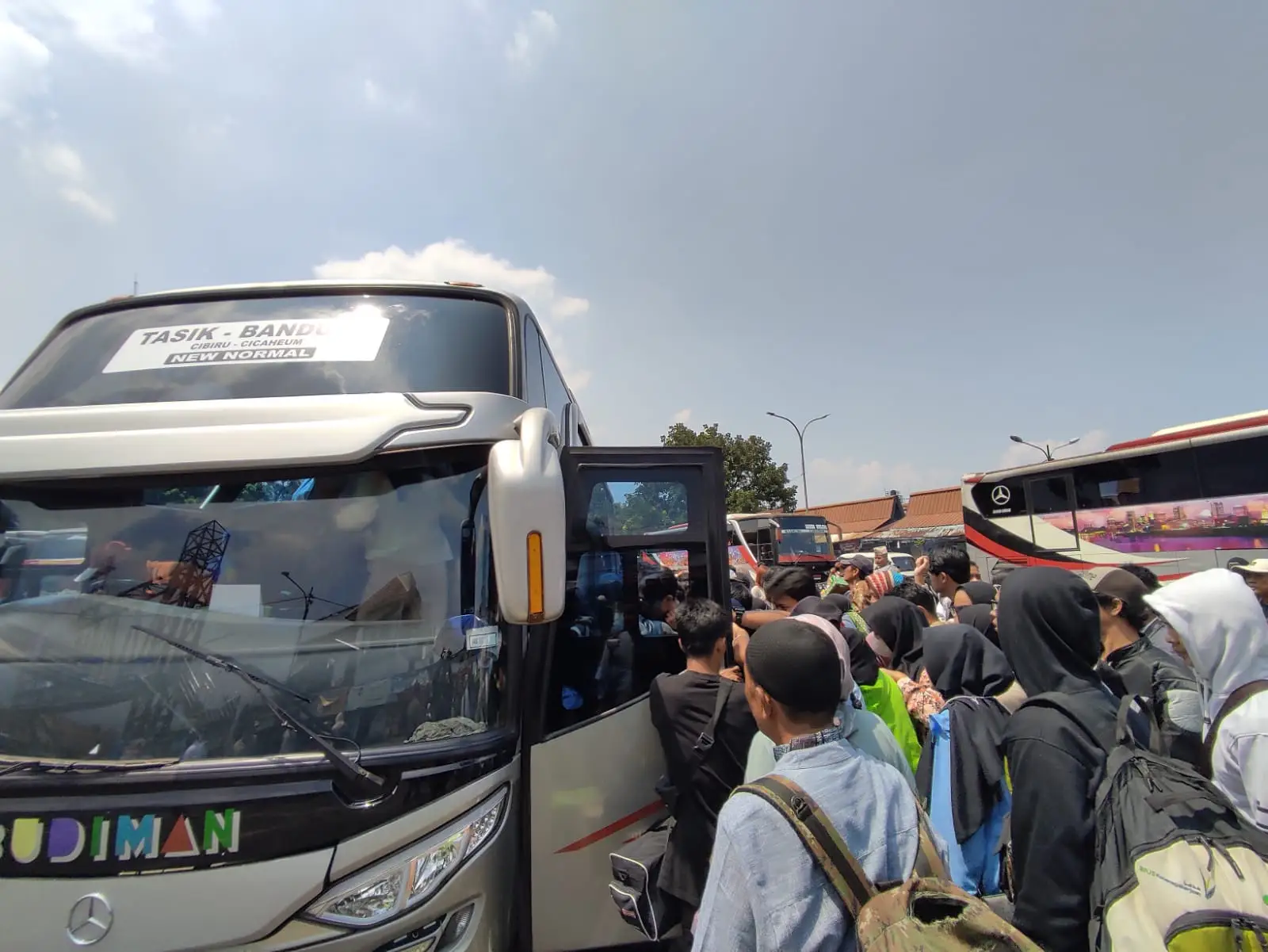 Situasi Terkini di Terminal Cicaheum, bus antar kota arah Tasikmalaya, Diserbu para Pemudik Asal Bandung.