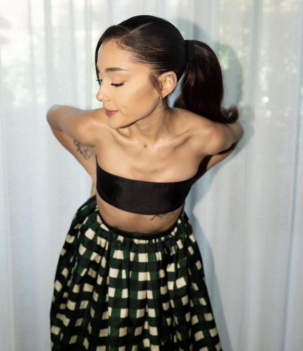 Penampilan Terbaru Ariana Grande Membuat Netizen Khawatir