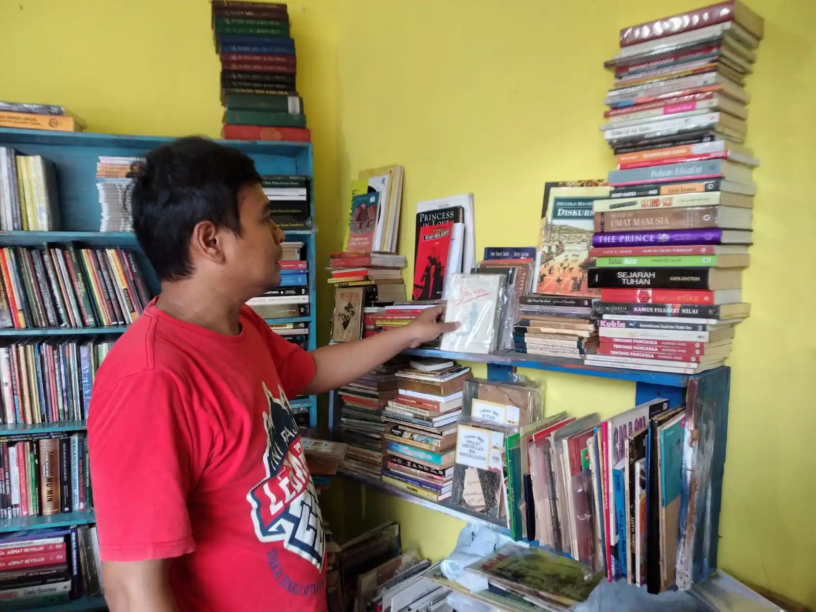 Toko Buku Bandung hingga sata ini masih eksis menjual buku antik dan menjual buku kuno seharga Rp 25 juta. (Hendrik Muchlison/Jabar Ekspres)