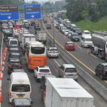 Kepadatan volume kendaraan di Tol Jagorawi mengarah ke Puncak Bogor pada Selasa, 25 April 2023