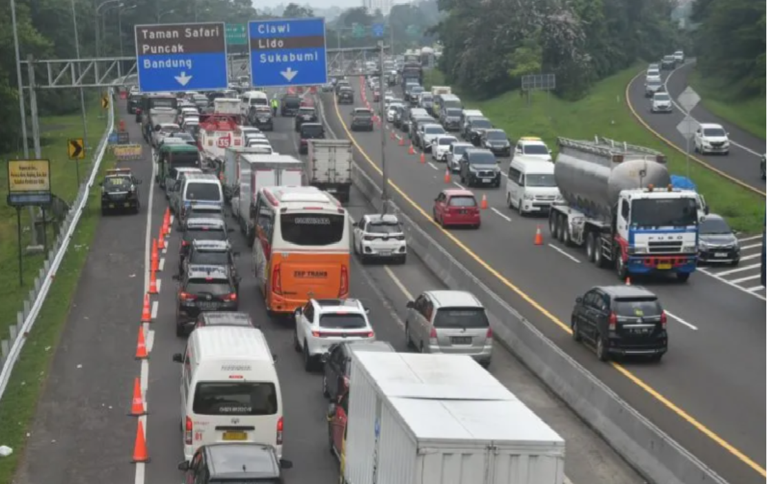 Kepadatan volume kendaraan di Tol Jagorawi mengarah ke Puncak Bogor pada Selasa, 25 April 2023