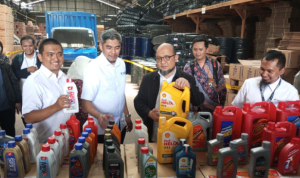 Satgassus Polri bersama Kemenag menunjukkan temuan botol oli palsu atau oli ilegal di Tangerang, Selasa 18 Apri 2023. -Humas Polri-